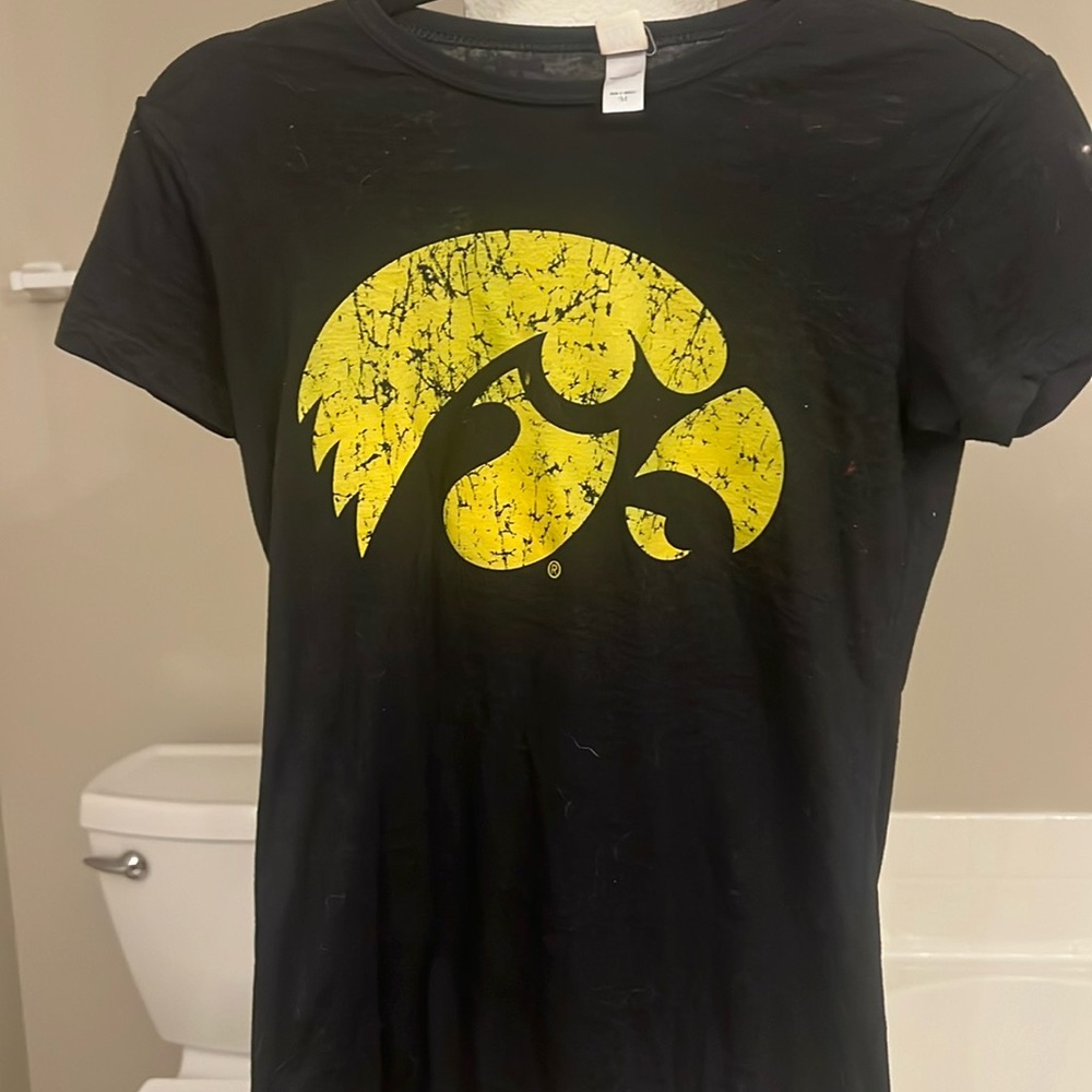 Minor imperfections piling and staining, very small fits like a small. Light lbs